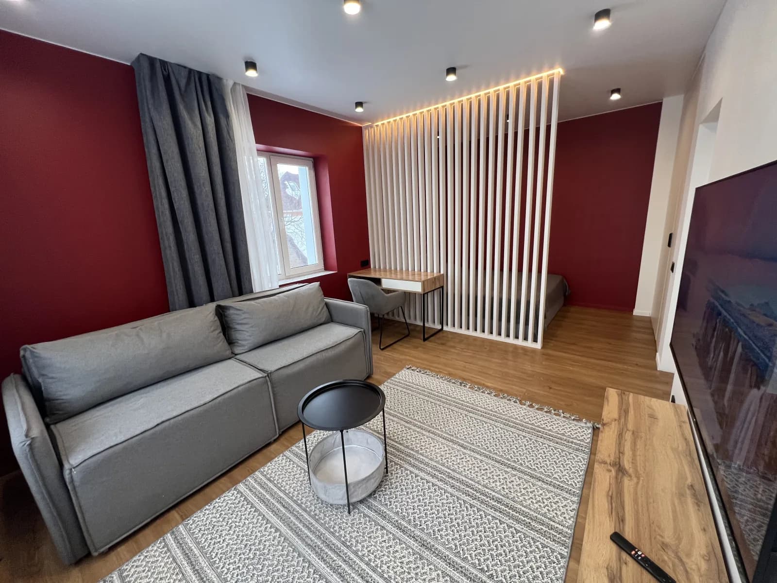 Гостиная — диван, ковёр и декоративные рейки