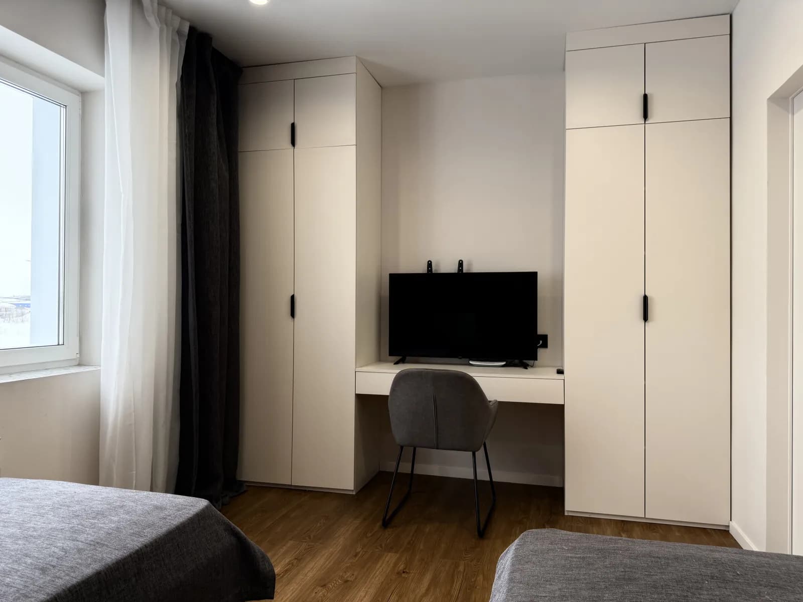 Спальня — шкафы, телевизор и рабочий стол