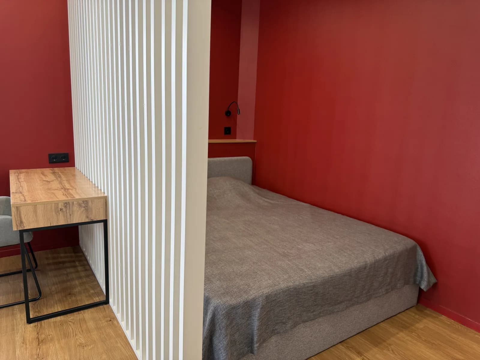 Спальня — двуспальная кровать за рейками