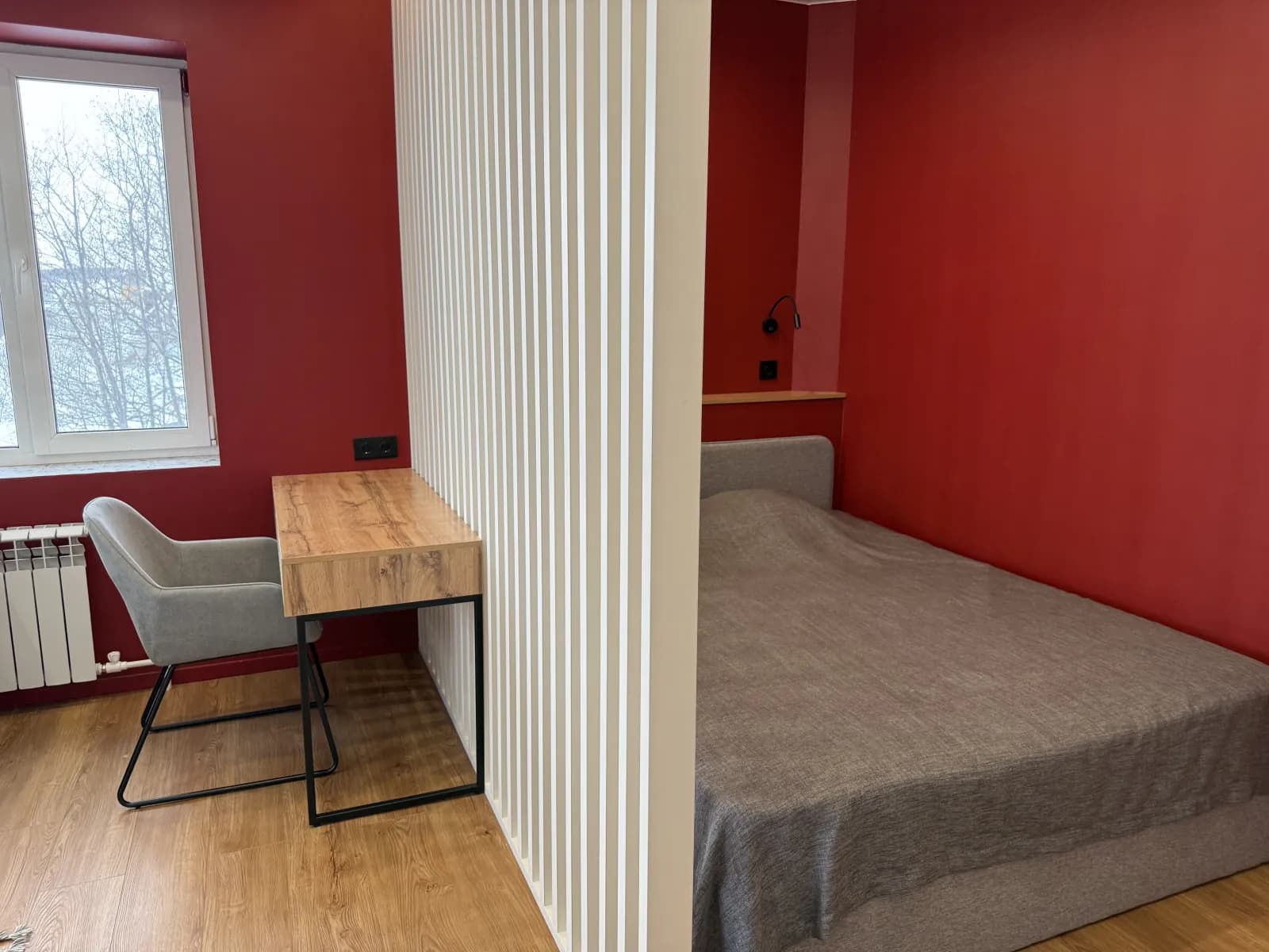 Спальня — двуспальная кровать и рабочая зона