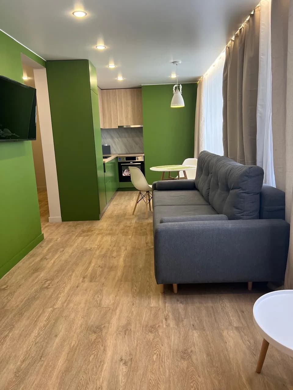 Гостиная и кухня — зелёная квартира