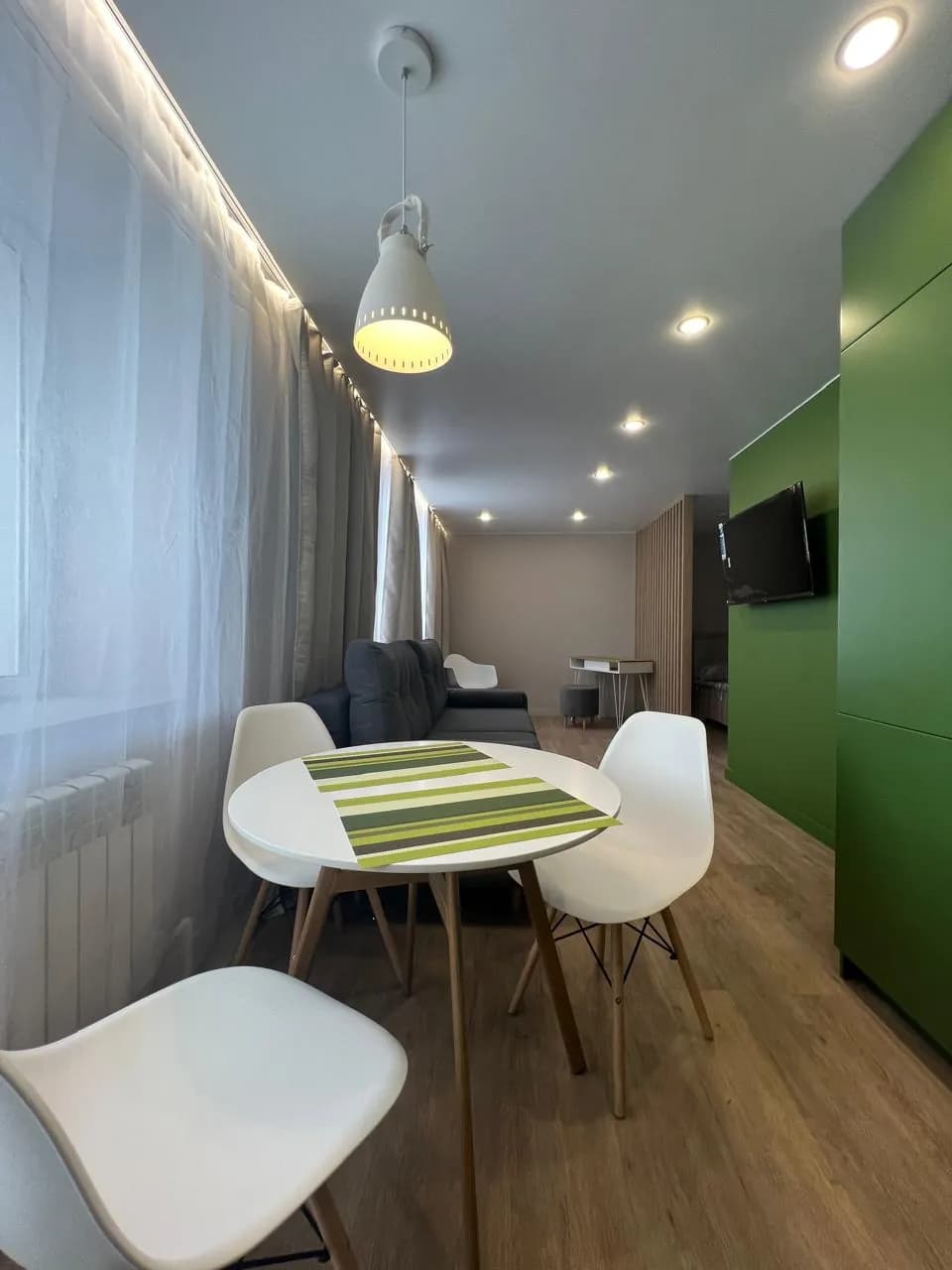 Столовая — обеденный стол и зелёные акценты