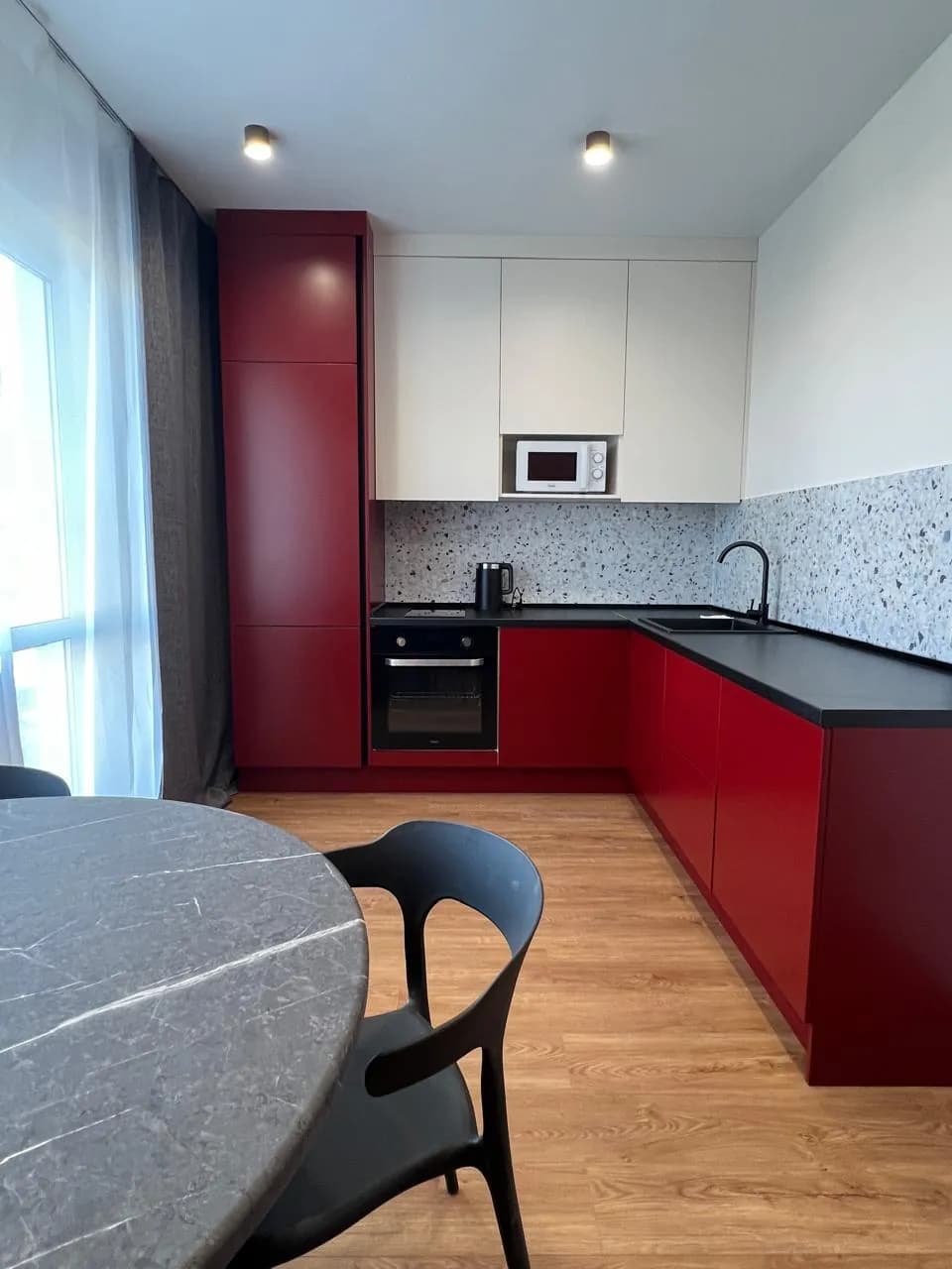 Кухня — красная, крупный план