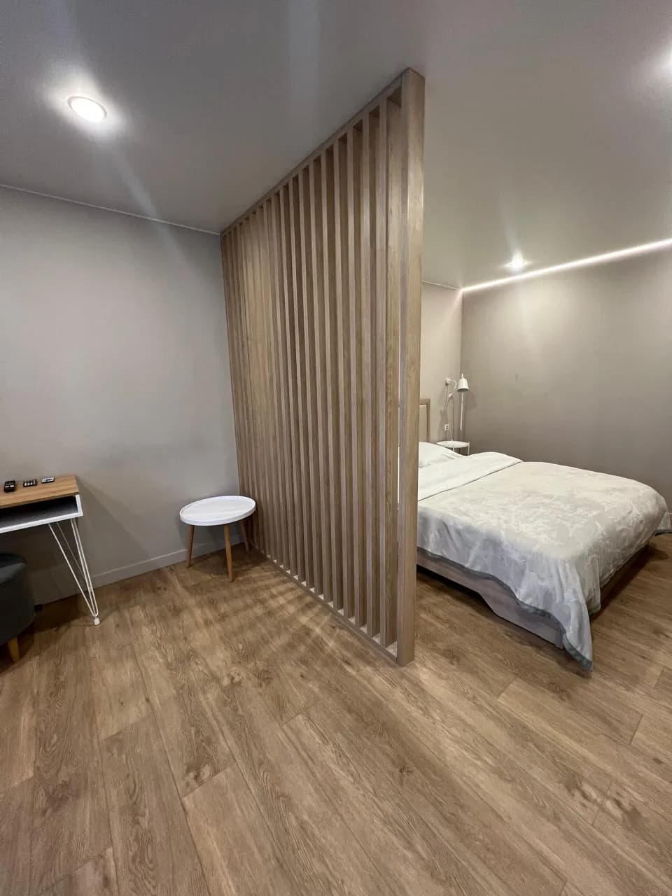 Спальня — деревянные рейки-перегородка