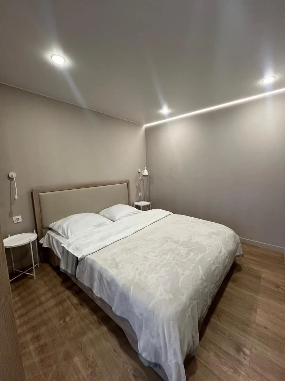 Спальня — кровать и подсветка