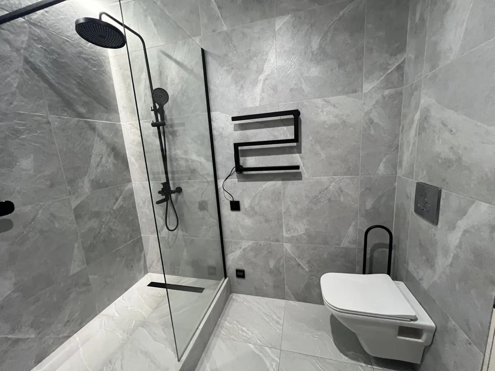 Ванная — душевая с серой плиткой