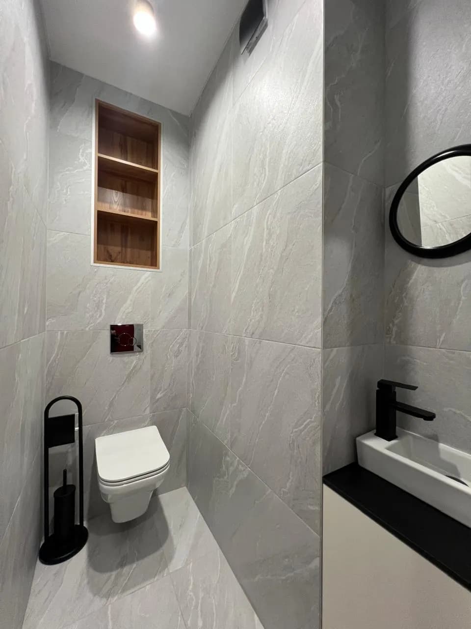 Туалетная комната — раковина и полка