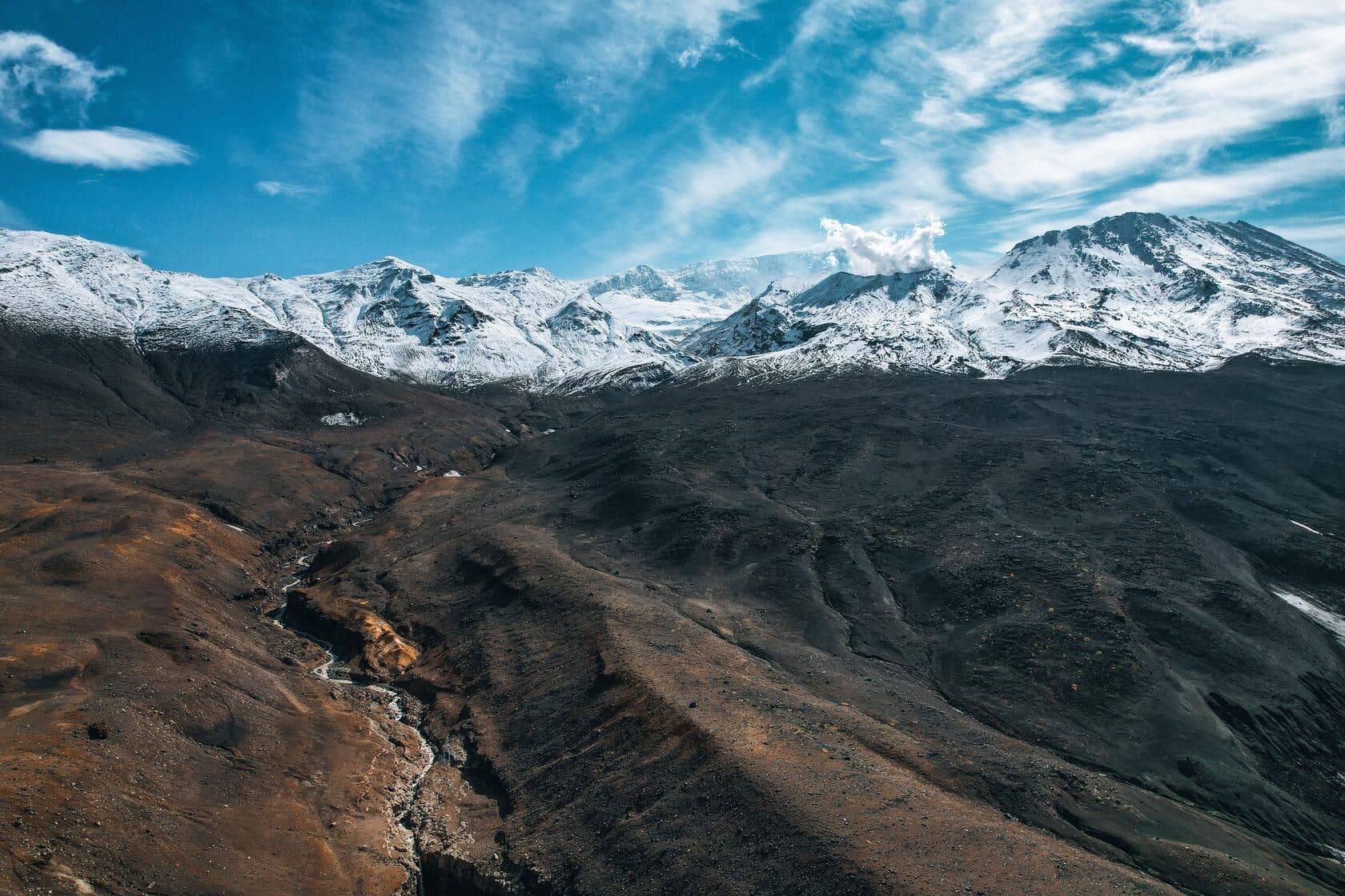 Накроем стол с видом на дымящий Мутновский вулкан